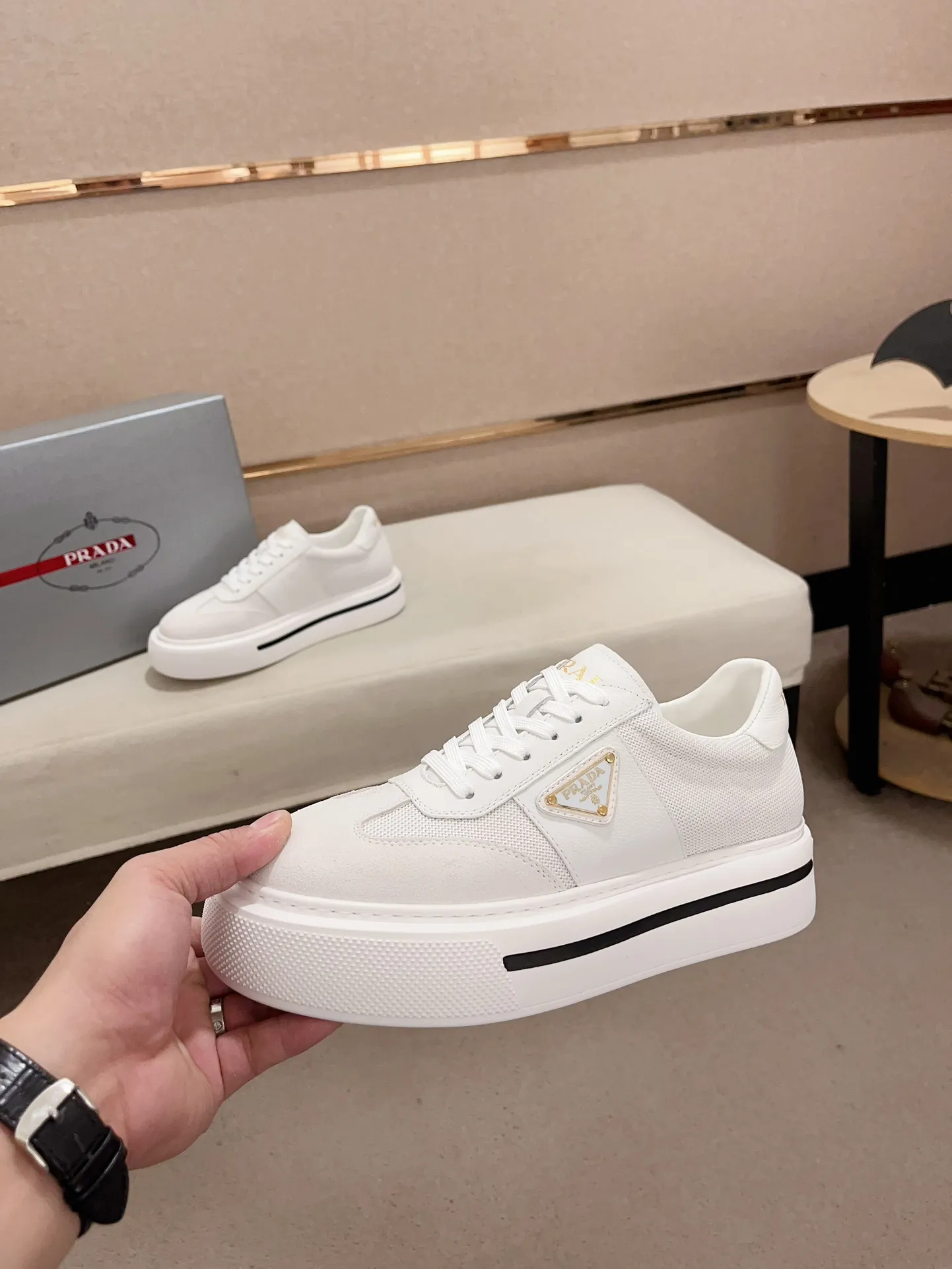 Men's shoes 💰 580💰 ✔️✔️✔️Higher version High-quality new PRADA (Prada) counters are launched simultaneously. The new men's shoes and 😘 fabrics are made of high-tech glue-spraying technology. Lining: Full cowhide lining. 👍🏿 High-end ☄️ air-cushion molded anti-slip rubber outsole, exquisite lines, simple and elegant, comfortable and high-end for leisure travel. Code number: 38 to 44 (45 can be customized and cannot be returned or exchanged)